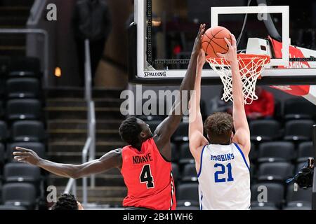 05 mars 2020: L'Illinois State Redbirds forward Abdou Ndiaye (4) bloque le tir de Drake Bulldogs vers l'avant Liam Robbins (21) dans le tour d'ouverture de la conférence de la vallée du Missouri tournoi des hommes entre Drake Bulldogs et Illinois State Redbirds. Organisé au Centre entreprise de St. Louis, Mo Richard Ulreich/CSM Banque D'Images