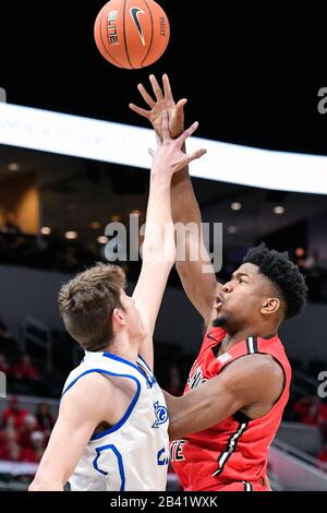 05 mars 2020 : les oiseaux rouges de l'État de l'Illinois avancent Rey Idowu (13) font le tir sur la tentative de blocage de Drake Bulldogs vers l'avant Liam Robbins (21) dans la ronde d'ouverture de la Conférence de la vallée du Missouri tournoi des hommes entre les Bouldogs Drake et les oiseaux rouges de l'État de l'Illinois. Organisé au Centre entreprise de St. Louis, Mo Richard Ulreich/CSM Banque D'Images