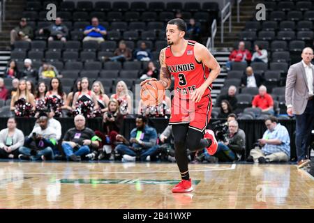 05 mars 2020: Ricky Torres (3), garde de Redbirds de l'État de l'Illinois, amène le terrain de balle dans le début de la conférence de la vallée du Missouri tournoi des hommes entre les Bulldogs de Drake et les Redbirds de l'État de l'Illinois. Organisé au Centre entreprise de St. Louis, Mo Richard Ulreich/CSM Banque D'Images