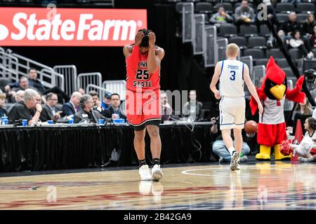 05 mars 2020: La garde des Redbirds de l'État de l'Illinois Jaycee Hillsman (25) réagit après avoir jeté le ballon pour un roulement dans la ronde d'ouverture de la Conférence de la vallée du Missouri tournoi des hommes entre les Bulldogs de Drake et les Redbirds de l'État de l'Illinois. Organisé au Centre entreprise de St. Louis, Mo Richard Ulreich/CSM Banque D'Images