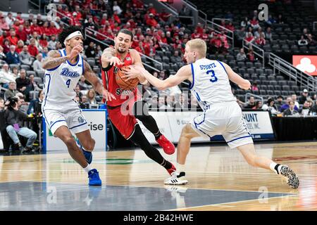 05 mars 2020: Ricky Torres (3), garde des oiseaux rouges de l'Illinois, essaie de se défendre contre le garde de Drake Bulldogs Anthony Murphy (4) et le garde de Drake Bulldogs Garrett Sturtz (3) lors de l'ouverture du tournoi des hommes de la conférence de la vallée du Missouri entre les Bouldogs Drake et les oiseaux rouges de l'Illinois. Organisé au Centre entreprise de St. Louis, Mo Richard Ulreich/CSM Banque D'Images