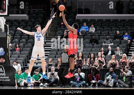 05 mars 2020 : les oiseaux rouges de l'État de l'Illinois avancent Keith Fisher III (5) lance un coup de feu sur la tentative de blocage de Drake Bulldogs en avant Liam Robbins (21) dans le tour d'ouverture de la conférence de la vallée du Missouri, le tournoi des hommes entre les Bulldogs et les oiseaux rouges de l'État de l'Illinois Drake. Organisé au Centre entreprise de St. Louis, Mo Richard Ulreich/CSM Banque D'Images