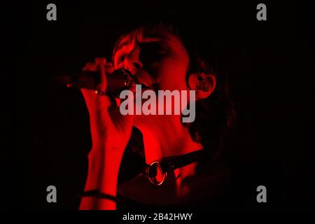 Porto, Portugal. 05 mars 2020. Porto, PORTUGAL - 05 MARS 2020: Channy Leaneagh du groupe American synth-pop, Poliça se produit en direct sur scène au Hard Club de Porto. Crédit: Sopa Images Limited/Alay Live News Banque D'Images