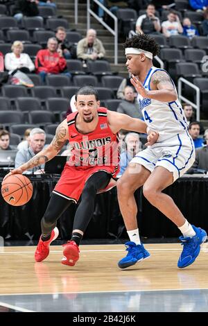 05 mars 2020: Ricky Torres (3), garde de Redbirds de l'État de l'Illinois, travaille pour passer devant le garde de Drake Bulldogs Anthony Murphy (4) lors de l'ouverture du tournoi des hommes de la vallée du Missouri entre les Bulldogs de Drake et les oiseaux rouges de l'État de l'Illinois. Organisé au Centre entreprise de St. Louis, Mo Richard Ulreich/CSM Banque D'Images