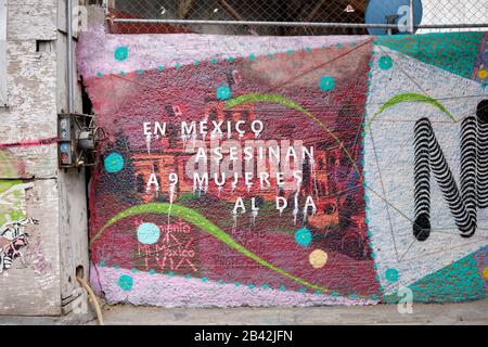 Fresque dans la ville de Mexico indiquant que "au Mexique 9 femmes sont assassinées chaque jour" Banque D'Images