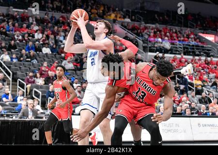 05 mars 2020 : le garde d'oiseaux rouges de l'État de l'Illinois, Jaycee Hillsman (25), se craince lorsqu'il a mal planifié sa tentative de blocage sur le tir de Drake Bulldogs, en avant Liam Robbins (21) lors de l'ouverture du tournoi des hommes de la conférence de la vallée du Missouri, entre les Bulldogs Drake et les oiseaux rouges de l'État de l'Illinois. Organisé au Centre entreprise de St. Louis, Mo Richard Ulreich/CSM Banque D'Images