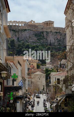 Scène de rue de printemps à Plaka Athènes Grèce avec le Parthénon en arrière-plan Banque D'Images