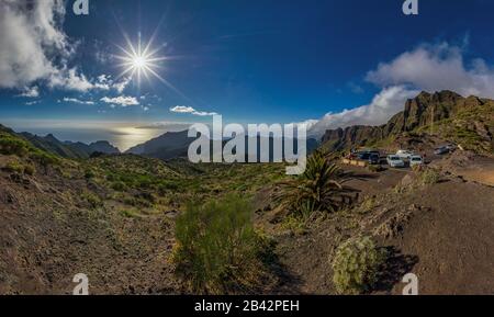 La vue panoramique sur le village de Masca à Tenerife. Le village se trouve à 650 m d'altitude dans les montagnes de Macizo de Teno. Banque D'Images