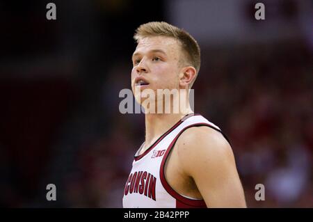 Madison, WI, États-Unis. 4 mars 2020. Le garde des Badgers du Wisconsin Brad Davison #34 pendant le match de basket-ball de la NCAA entre les Wildcats du Nord-Ouest et les Badgers du Wisconsin au Kohl Center à Madison, WI. John Fisher/Csm/Alay Live News Banque D'Images