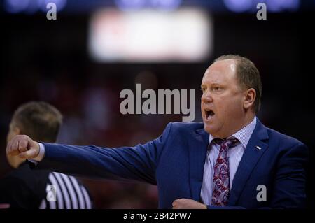 Madison, WI, États-Unis. 4 mars 2020. L'entraîneur-chef du Wisconsin Greg Gard reprend sa 100ème victoire pendant le match de basket-ball de la NCAA entre les Wildcats du Nord-Ouest et les Badgers du Wisconsin au Kohl Center à Madison, EN WI. John Fisher/Csm/Alay Live News Banque D'Images