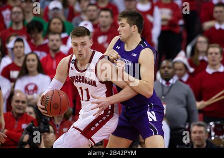 Madison, WI, États-Unis. 4 mars 2020. Wisconsin Badgers forward Michée Potter #11 semble marquer pendant le match de basket-ball NCAA entre les Wildcats du Nord-Ouest et les Badgers du Wisconsin au Kohl Center de Madison, WI. John Fisher/Csm/Alay Live News Banque D'Images