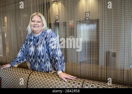 5 mars 2020: 5 mars 2020 (Malaga) ''′ Louise Brown, la première personne au monde à être née par Fécondation In Vitro, a été à Malaga de donner une conférence organisée par l'unité de reproduction (SRU) du Centre Gutenberg . La Britannique Louise Brown a été protagoniste aujourd'hui de la réunion organisée par l'unité de reproduction du Centre Gutenberg de Malaga à l'hôtel Palacio de Malaga. La première fille du monde conçue par fécondation in vitro s'est rendue à Malaga pour dire, entre autres choses, Louise Brown savait pour la première fois qu'elle était le premier enfant du monde né de in vitro f Banque D'Images