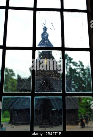 Vue sur la fenêtre de L'église Gol Stave (norvégienne : Gol stavkyrkje), une église reconstruite du Musée norvégien d'histoire culturelle près d'Oslo, Norvège. Banque D'Images