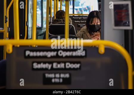 New York, NEW YORK, ESTADOS UNIDOS. 5 mars 2020. New YORK, EUA, 06.03.2020 - CORONA-VIRUS - Mulher é visto usando mascara medica dentro de um onibus em Nova York para se previnir contra o Corona virus Covid-19. Crédit: Vanessa Carvalho/Zuma Wire/Alay Live News Banque D'Images