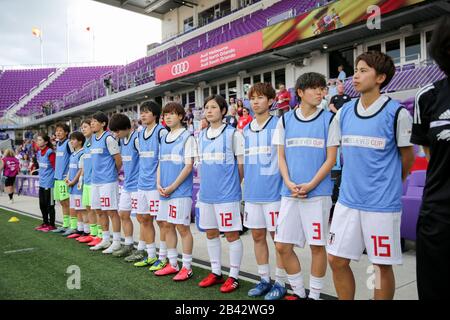 Orlando, Floride, États-Unis. 5 mars 2020. Les membres de l'équipe japonaise de football féminin lors des cérémonies d'ouverture du match de la coupe Sheieves Espagne contre Japon au stade Explororia à Orlando, En Floride, le 5 mars 2020. Crédit: Cory Knowlton/Zuma Wire/Alay Live News Banque D'Images