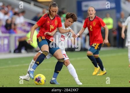 Orlando, Floride, États-Unis. 5 mars 2020. Le milieu de terrain espagnol VIRGINIA TORRECILLA (14) défend la balle contre le Japon avant MINA TANAKA (15) lors du match de la SheBelieves Cup Espagne contre Japon au stade Explororia à Orlando, Fl le 5 mars 2020. Crédit: Cory Knowlton/Zuma Wire/Alay Live News Banque D'Images