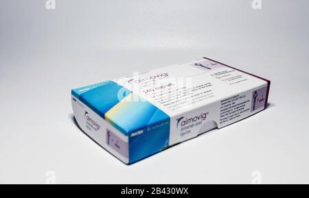 Aimovig (erumab-aooe) 140 mg paquet, nouveau médicament injectable pour la prévention de la migraine, studio, couleur, États-Unis Banque D'Images