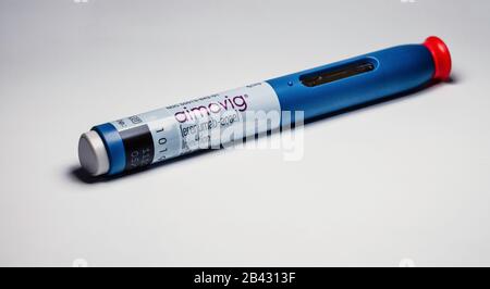 Aimovig (erumab-aooe) 140 mg auto-injecteur, médicament de prescription pour la prévention de la migraine, studio, couleur, États-Unis Banque D'Images