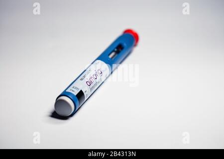 Aimovig (erumab-aooe) 140 mg auto-injecteur, médicament de prescription pour la prévention de la migraine, studio, couleur, États-Unis Banque D'Images