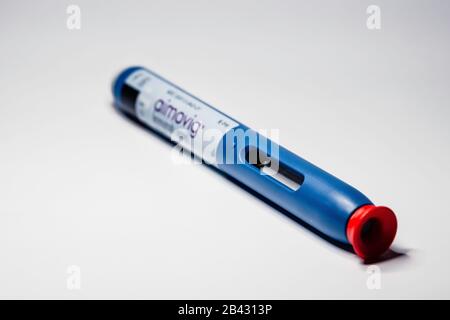 Aimovig (erumab-aooe) 140 mg auto-injecteur, médicament de prescription pour la prévention de la migraine, studio, couleur, États-Unis Banque D'Images