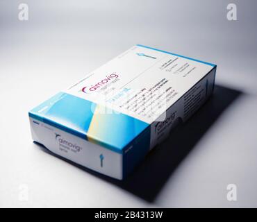 Aimovig (erumab-aooe) paquet de 70 mg, nouveau médicament injectable pour la prévention de la migraine, studio, couleur, États-Unis Banque D'Images