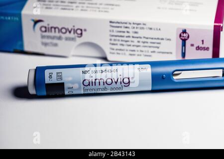 Gros plan d'Aimovig (erubab-aooe) dispositif d'auto-injection de 140 mg, médicament d'ordonnance pour la prévention de la migraine, et boîte, studio, couleur, États-Unis Banque D'Images