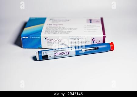 Aimovig (erumab-aooe) 140 mg auto-injecteur, médicament de prescription pour la prévention de la migraine, et boîte, studio, couleur, États-Unis Banque D'Images