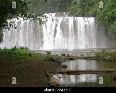 Chutes Tinuy-an reflétées dans une piscine d'eau. Tinuy-an Falls est une attraction de premier plan à Surigao del sur, Philippines. Banque D'Images