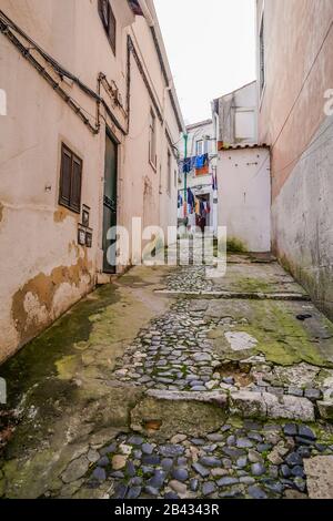 Ruelle étroite dans le quartier arabe d'Alfama à Lisbonne au Portugal Banque D'Images