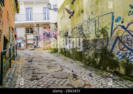 Ruelle étroite dans le quartier arabe d'Alfama à Lisbonne au Portugal Banque D'Images