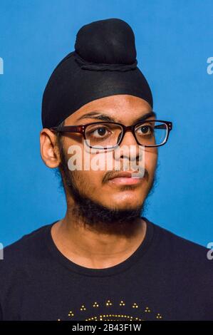 Un garçon indien pose pour la prise de portfolio en studio. Banque D'Images