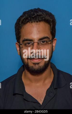 Un garçon indien pose pour la prise de portfolio en studio. Banque D'Images