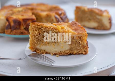 maison fait gâteau de carotte cheesecake sur une table Banque D'Images