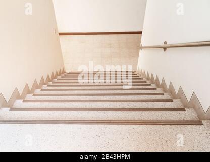 escaliers passerelle en terrazzo plancher dans le bâtiment intérieur Banque D'Images