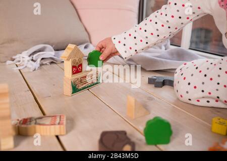 Thème animal coloré urbain Toys.child jouer avec le jouet, fait de blocs de bois sur parquet texture plancher à l'intérieur dans sa chambre. Concept d'éducation et Banque D'Images