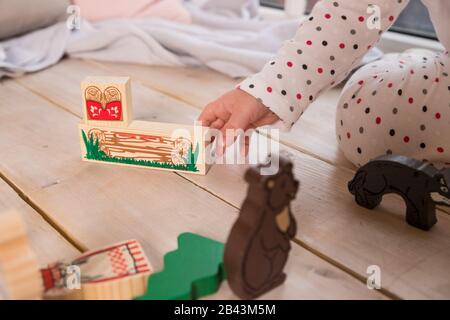 Thème animal coloré urbain Toys.child jouer avec le jouet, fait de blocs de bois sur parquet texture plancher à l'intérieur dans sa chambre. Concept d'éducation et Banque D'Images