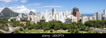 Panorama du quartier de Leblon à Rio de Janeiro, au Brésil, avec des bâtiments de grande hauteur en arrière-plan et parc avec système de drainage en face Banque D'Images