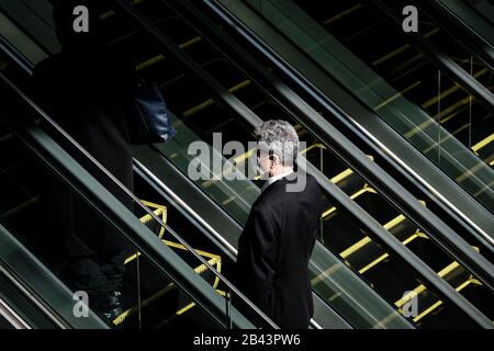 6 mars 2020 - un homme porte un masque lorsqu'il monte un escalier roulant à la gare de Nagoya, Nagoya, Japon. Le gouvernement envisage d'adopter une législation d'urgence pour faire face à l'épidémie mondiale croissante de coronavirus. Crédit: Ben Weller/Aflo/Alay Live News Banque D'Images