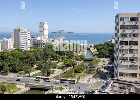 Intersection dans le quartier de Leblon à Rio de Janeiro, au Brésil, avec des bâtiments de grande hauteur et parc avec système de drainage en premier plan Banque D'Images