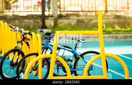 Systèmes de partage de vélos. Location de vélos pour affaires. Vélo pour la visite de la ville à la station de stationnement pour vélo. Transport écologique. L'économie urbaine publique Banque D'Images