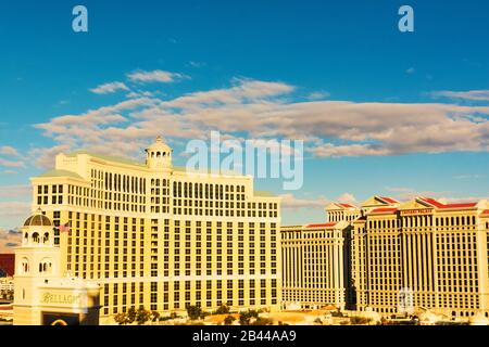 Vue imprenable sur les hôtels et casinos de luxe Bellagio et Caesars Palace situés à l'ouest du Strip de Las Vegas - Las Vegas, Nevada, États-Unis - Banque D'Images
