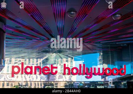 Panneau Planet Hollywood au-dessus de l'entrée d'un hôtel de luxe et d'un casino situé sur le Strip de Las Vegas - Las Vegas, Nevada, États-Unis - 2020 Banque D'Images