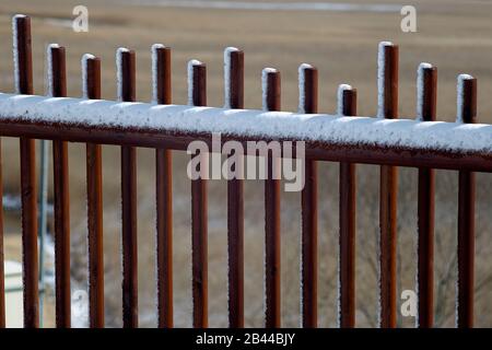 Rampe en bois enneigé en hiver. Banque D'Images