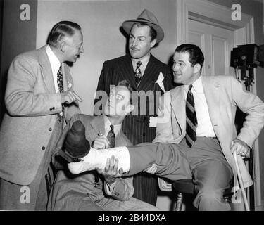 Directeur STUART HEISLER ALAN LADD BRIAN DONLEVY et le coordonnateur de Stunt JIMMIE DUNDEE sur set Candid pendant le tournage DE LA CLÉ DE VERRE 1942 basé sur le roman DE DASHIELL HAMMETT Paramount Pictures Banque D'Images