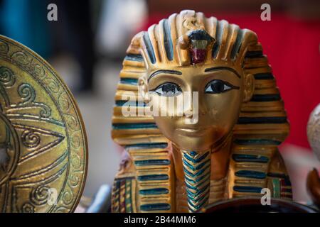 Ankara/Turquie - 01 mars 2020: Figurine pharaoh égyptienne dans un marché aux puces Banque D'Images