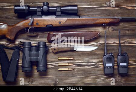 Fusil de chasse et munitions sur fond en bois sombre.vue de dessus., fusil de chasse et munitions sur fond en bois sombre.vue de dessus. Banque D'Images