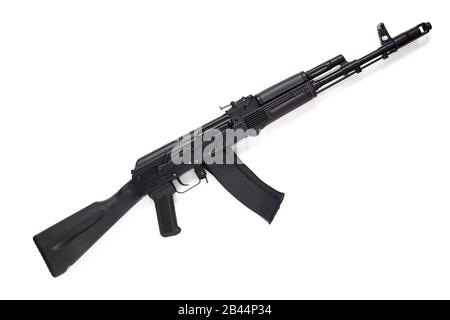 Fusil d'assaut moderne Kalashnikov isolé sur fond blanc. Banque D'Images