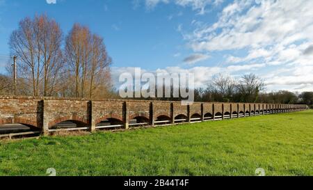 Maud Heath's Causeway, Kellaway, Chippenham, Wiltshire, Royaume-Uni Grade II a énuméré la reconstruction du XXe siècle de la chaussée de 1812 à travers la rivière Avon flo Banque D'Images
