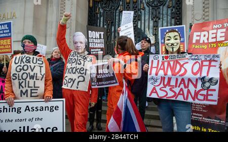 Des manifestants avec des bannières au rassemblement Ne Pas Extrader Assange dans Le Strand, en signe de protestation contre l'extradition du fondateur de WikiLeaks Julian Assange aux États-Unis. Banque D'Images