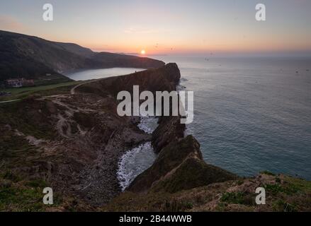 Lulworth Cove, Dorset, Royaume-Uni. 6 mars 2020. Météo britannique. Lever de soleil coloré sur la côte sud. Crédit: Dtnews/Alay Live News Banque D'Images